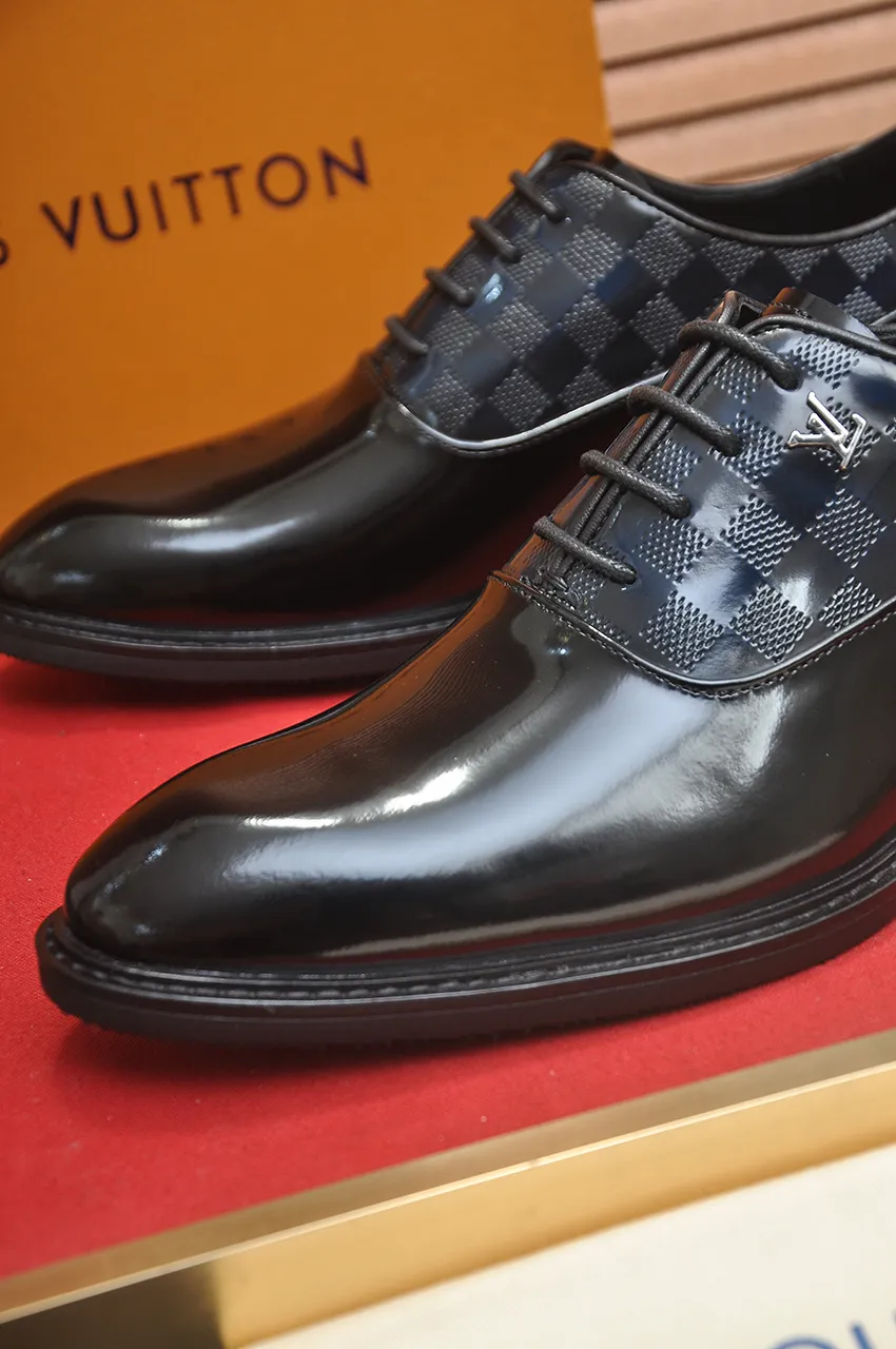 Men's men's shoes 💰460💶 [LV] (all high-end sheep lining) 🍀LV's latest genuine leather business suit shoes are launched simultaneously on the official website. The first-layer cowhide imported from Italy is made of heavy gold, 💥official website 1:1 rubber outsole. Versatile to wear, high-end without losing class, and the color combination is extraordinary. This four-season style is alluring when worn on your feet, showing off your big-name flair. Standard code 38-45 (45 customized)